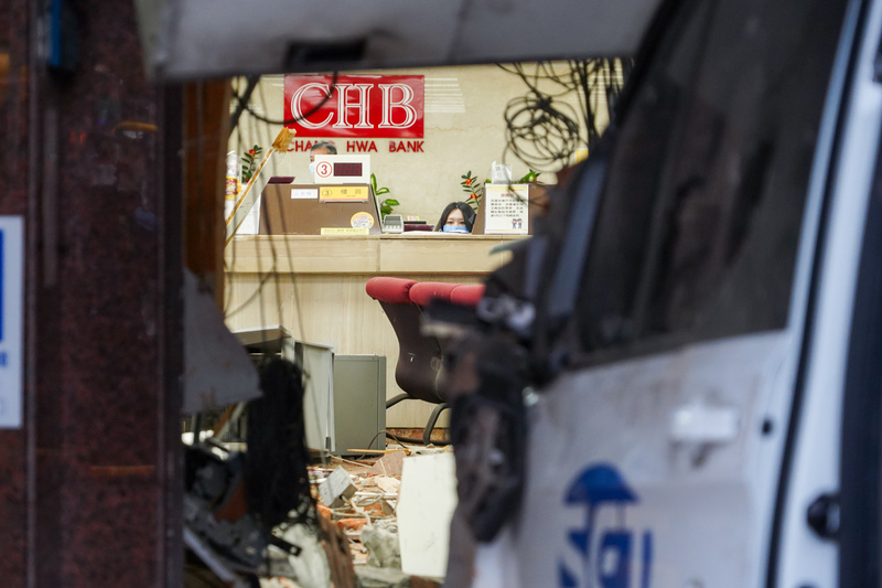  三立電視台採訪車失控衝彰化銀行吉林分行後，銀行內外多處受損，現場一度混亂。圖/中央社