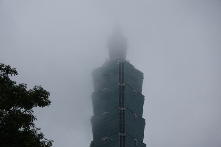 明天再來!霍諾德攀登101因雨延期 上千民眾守候難掩失望 3 美國自由攀岩好手霍諾德原訂24日挑戰徒手獨攀台北101,但因天候狀況延期至25日。圖為台北101被濃霧籠罩。圖/中央社
