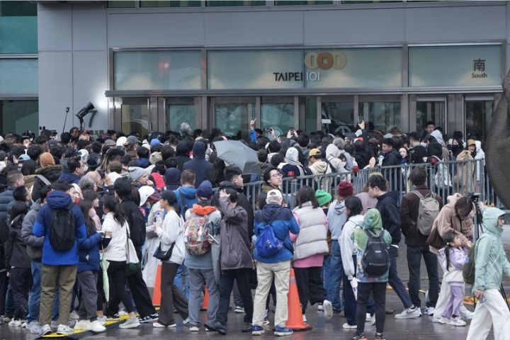 明天再來!霍諾德攀登101因雨延期 上千民眾守候難掩失望 4 美國攀岩好手霍諾德原訂24日挑戰徒手獨攀台北101,大批粉絲聚集在101大門外等待霍諾德現身。圖/中央社