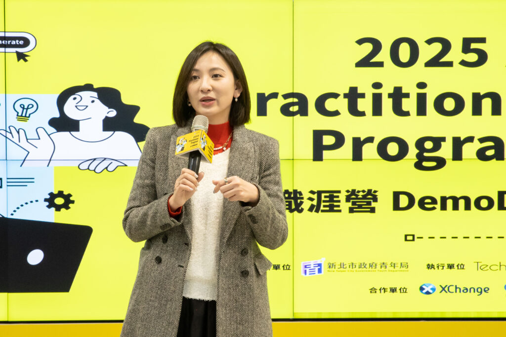 新北首屆「AI實戰職涯營Demo Day」成果亮相 4 %E6%96%B0%E5%8C%97%E5%B8%82%E9%9D%92%E5%B9%B4%E5%B1%80%E9%95%B7%E9%82%B1%E5%85%86%E6%A2%85%E7%9B%BC%E9%80%8F%E9%81%8E%E6%9B%B4%E5%A4%9A%E8%A8%88%E7%95%AB%E8%AE%93%E9%9D%92%E5%B9%B4%E8%88%87%E7%94%A2%E6%A5%AD%E4%BA%A4%E6%B5%81%E8%A2%AB%E7%94%A2%E6%A5%AD%E7%9C%8B%E8%A6%8B%E7%9A%84%E6%A9%9F%E6%9C%83%E9%80%B2%E8%80%8C%E9%96%8B%E5%95%9F%E8%81%B7%E6%B6%AF%E6%9B%B4%E5%A4%9A%E5%8F%AF%E8%83%BD 1024x683 1