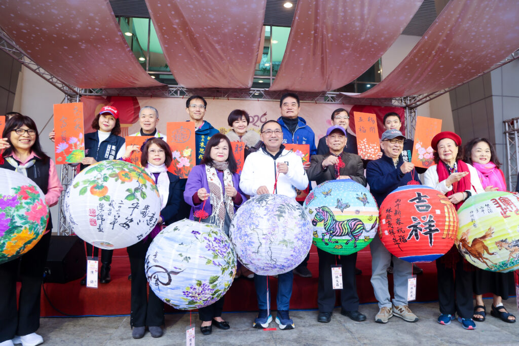 侯友宜以彩繪燈籠迎接新年 加上「馬」字寓意吉祥。 2 %E6%96%B0%E5%8C%97%E5%B8%82%E6%96%B0%E8%8E%8A%E5%8D%80%E5%85%AC%E6%89%80%E7%86%B1%E9%AC%A7%E8%88%89%E8%BE%A6%E8%BF%8E%E6%96%B0%E5%B9%B4%E6%85%B6%E5%85%83%E5%AE%B5%E5%BD%A9%E7%B9%AA%E7%87%88%E7%B1%A0%E6%B4%BB%E5%8B%95 1024x683 1