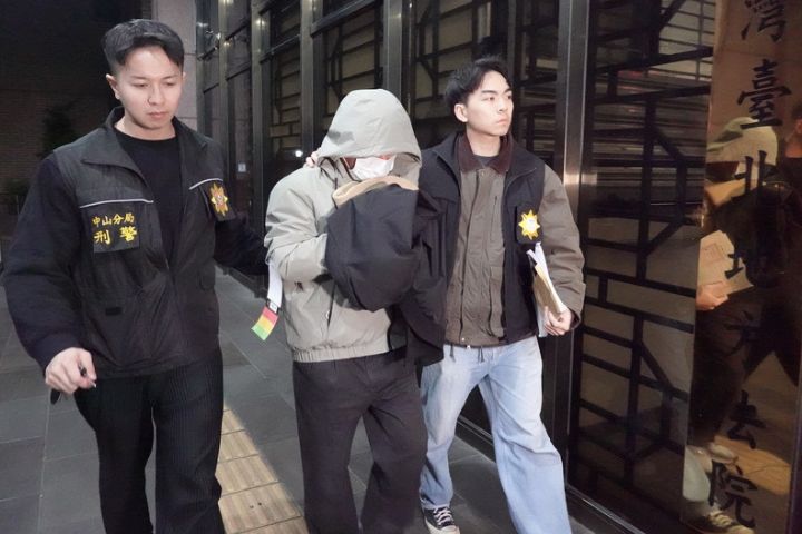  三立電視台採訪車駕駛林庭芳23日初查疑因闖紅燈肇事。警方詢問後深夜11時依涉過失傷害罪將林男移送台北地檢署偵辦。圖/中央社