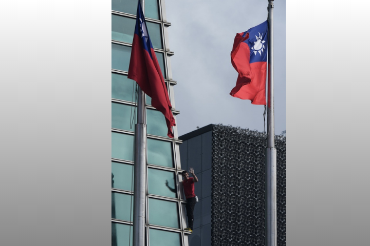 霍諾德攀登途中回頭向現場民眾粉絲揮手致意。圖/中央社