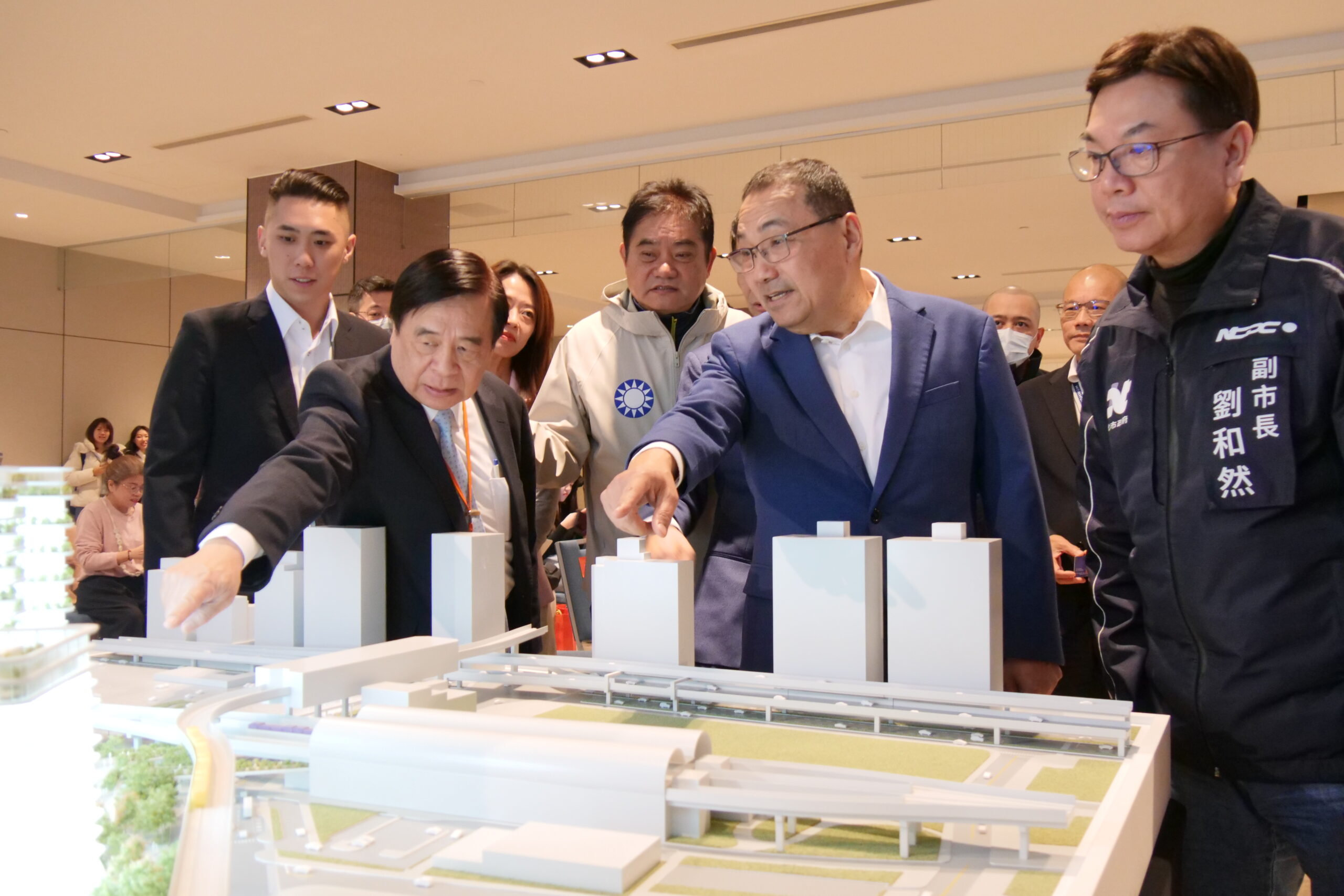 北側知識產業園區119年啟用 新北再添BOT轉運站 47 《圖說》新莊北側知識產業園區轉運站預計今年底動工,119年完工啟用,交通局長鍾鳴時為侯友宜市長簡報。〈交通局提供〉