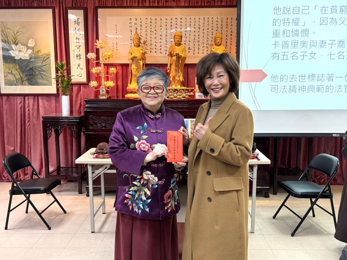 《圖說》世界佛教正心會陳和慧執行長(左)捐贈加菜金，由板橋榮家陳桂美主任(右)代表接受。〈板橋榮家提供〉