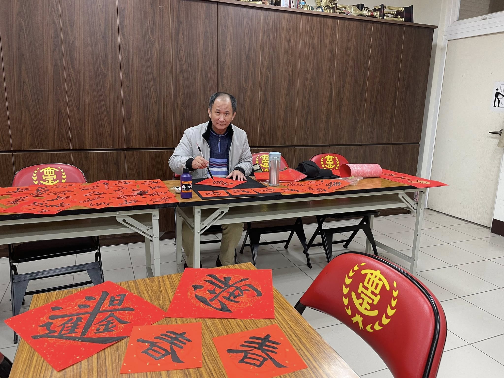 西定國小邀請薛佰銘大師到校揮毫迎新春 5 616504603 1361950252397934 7906207836587168168 n