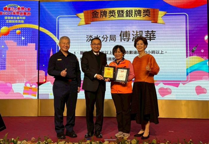 感謝無私奉獻 新北警表揚績優志工 54 《圖說》侯友宜市長、警察局長方仰寧、志工大隊長蔡月美與獲獎志工合影。〈警察局提供〉