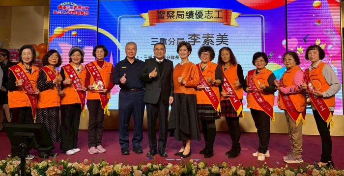 感謝無私奉獻 新北警表揚績優志工 55 《圖說》侯友宜市長、警察局長方仰寧、志工大隊長蔡月美與獲獎志工合影二。〈警察局提供〉