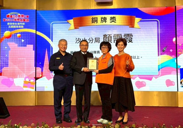 感謝無私奉獻 新北警表揚績優志工 56 《圖說》侯友宜市長、警察局長方仰寧、志工大隊長蔡月美與獲獎志工合影三。〈警察局提供〉