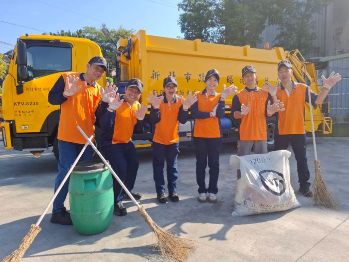 起薪3.2萬元 新北環保局招考儲備駕駛、清潔隊員 54 《圖說》有興趣報考民眾可上環保局官網查詢簡章踴躍報名。〈環保局提供〉