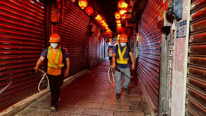 起薪3.2萬元 新北環保局招考儲備駕駛、清潔隊員 55 《圖說》清潔隊員執行環境清潔消毒業務。〈環保局提供〉