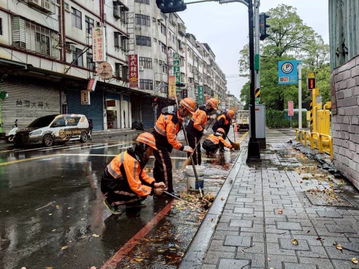 起薪3.2萬元 新北環保局招考儲備駕駛、清潔隊員 56 《圖說》清潔隊員於雨天執行路面清掃勤務。〈環保局提供〉