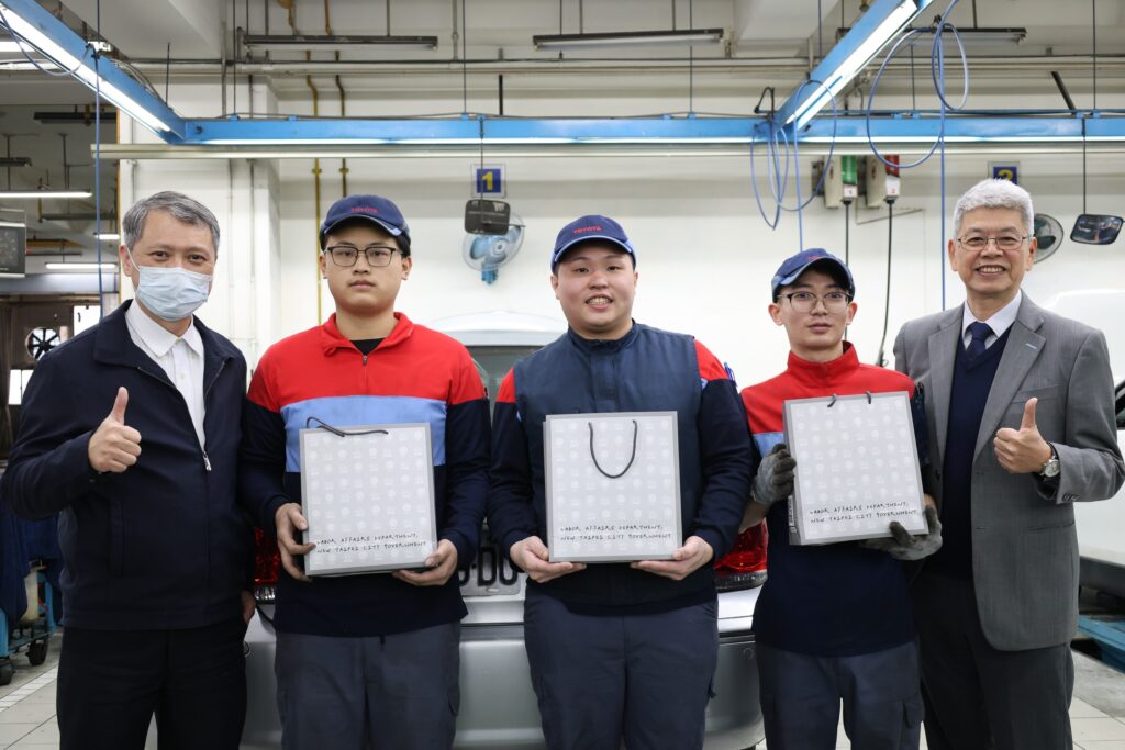 %E9%99%B3%E7%91%9E%E5%98%89%E5%B1%80%E9%95%B7%E7%8E%87%E9%9A%8A%E5%89%8D%E5%BE%80%E5%9C%8B%E9%83%BD%E6%B1%BD%E4%BF%AE%E5%BB%A0%E9%97%9C%E6%87%B7%E8%A8%AA%E8%A6%96%E4%B8%A6%E8%B4%88%E9%80%81%E6%85%B0%E5%95%8F%E5%93%81%E7%B5%A6%E7%8F%BE%E5%A0%B4%E5%8B%9E%E5%B7%A5 1024x683 1