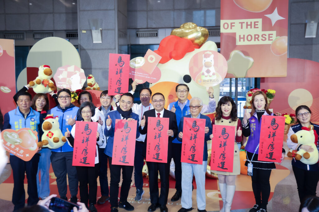 %E9%A6%AC%E7%A5%A5%E5%8E%9A%E9%81%8B%E6%98%A5%E8%81%AF%E7%94%B1%E6%96%B0%E5%8C%97%E9%9D%92%E5%B9%B4%E6%9B%B8%E6%B3%95%E5%AE%B6%E6%A5%8A%E6%89%BF%E5%8F%A1%E8%88%87%E8%A8%AD%E8%A8%88%E5%B8%AB%E7%8E%8B%E6%99%AF%E6%B0%91%E6%94%9C%E6%89%8B%E5%89%B5%E4%BD%9C%E7%A5%9D%E5%A4%A7%E5%AE%B6%E6%96%B0%E5%B9%B4%E5%A5%BD%E9%81%8B%E9%A6%AC%E4%B8%8A%E4%BE%86 1024x683 1