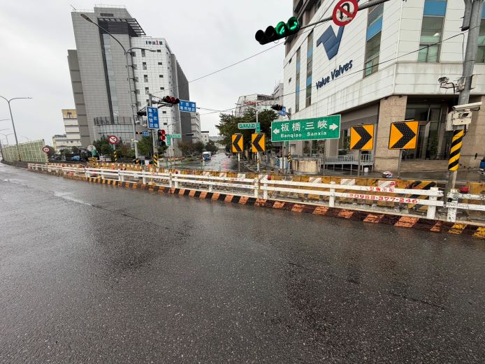 路面銑鋪 新莊大漢橋、新海橋1/30—2/1夜間彈性交管 4 《圖說》新工處辦理土城區擺接堡路側溝改善工程,1月30日晚間10時起至31日上午6時進行道路刨鋪,並封閉擺接堡路往土城方向全車道。〈工務局提供〉
