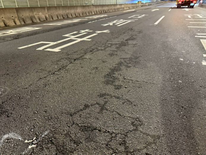 路面銑鋪 新莊大漢橋、新海橋1/30—2/1夜間彈性交管 5 《圖說》大漢橋、新海橋1月30日至2月1日夜間進行路面銑鋪,將封閉部分平面車道,前往新莊方向車輛請提前改道。圖為大漢橋。〈工務局提供〉