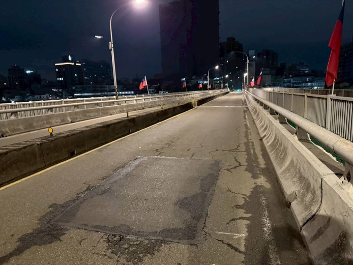 路面銑鋪 新莊大漢橋、新海橋1/30—2/1夜間彈性交管 6 《圖說》為提升道路品質與行車安全,大漢橋、新海橋將於1月30日至2月1日夜間進行路面銑鋪。圖為新海橋。〈工務局提供〉
