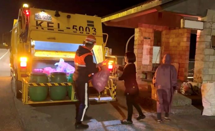 《圖說》為維護市容環境整潔與垃圾清運安全，民眾交付垃圾應確實分類。〈環保局提供〉