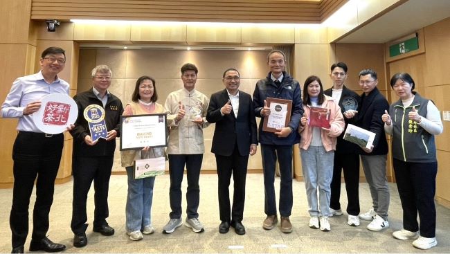 精品好茶國際飄香 新北茶農橫掃歐洲最高榮譽 5 《圖說》新北茶農再創國際評鑑佳績,囊括比利時「頂級美味大獎」、法國「世界茶葉大賽」、英國「美食風味獎」,今日市政會議獻獎,市長侯友宜肯定茶農將新北特色茶香成功推向世界,左一農業局長諶錫輝。〈農業局提供〉