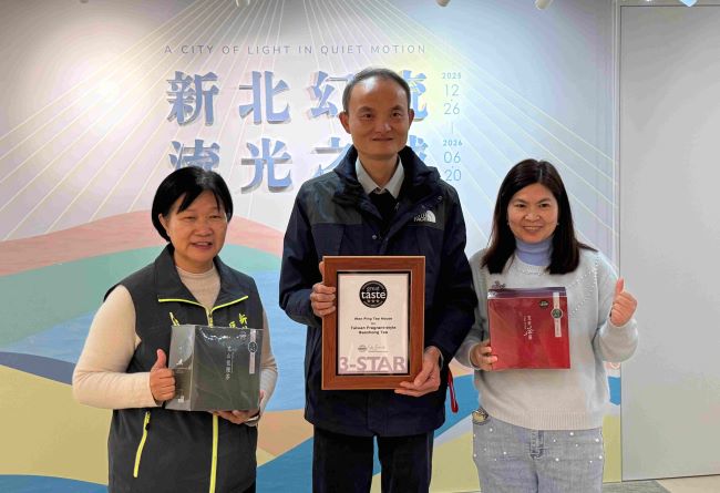 精品好茶國際飄香 新北茶農橫掃歐洲最高榮譽 8 《圖說》坪林區「文平茶莊」由第4代茶農夫婦王翰揚(中)、潘淑娟(右)共同經營,獲得英國「美食風味獎」3星獎肯定。〈農業局提供〉