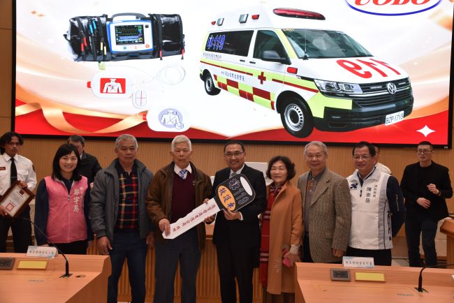 強化新北緊急救護量能 世華總會、優寶營造捐贈高頂救護車 8 《圖說》優寶營造有限公司捐贈救護車給侯友宜市長,由高富貴董事長代表致贈。〈消防局提供〉