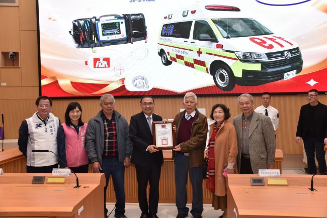 強化新北緊急救護量能 世華總會、優寶營造捐贈高頂救護車 9 《圖說》侯友宜市長回贈感謝狀予優寶營造有限公司(高富貴董事長代表受贈。〈消防局提供〉