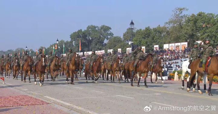 印度閱兵秀「毛茸茸戰力」 駱駝、矮馬、猛禽與軍犬首組方隊 4 印度閱兵式,來自喜馬拉雅地區的「贊斯卡矮種馬」。牠們身形不高,卻以耐寒、耐力驚人聞名。圖/取自Armstrong的航空之翼微博