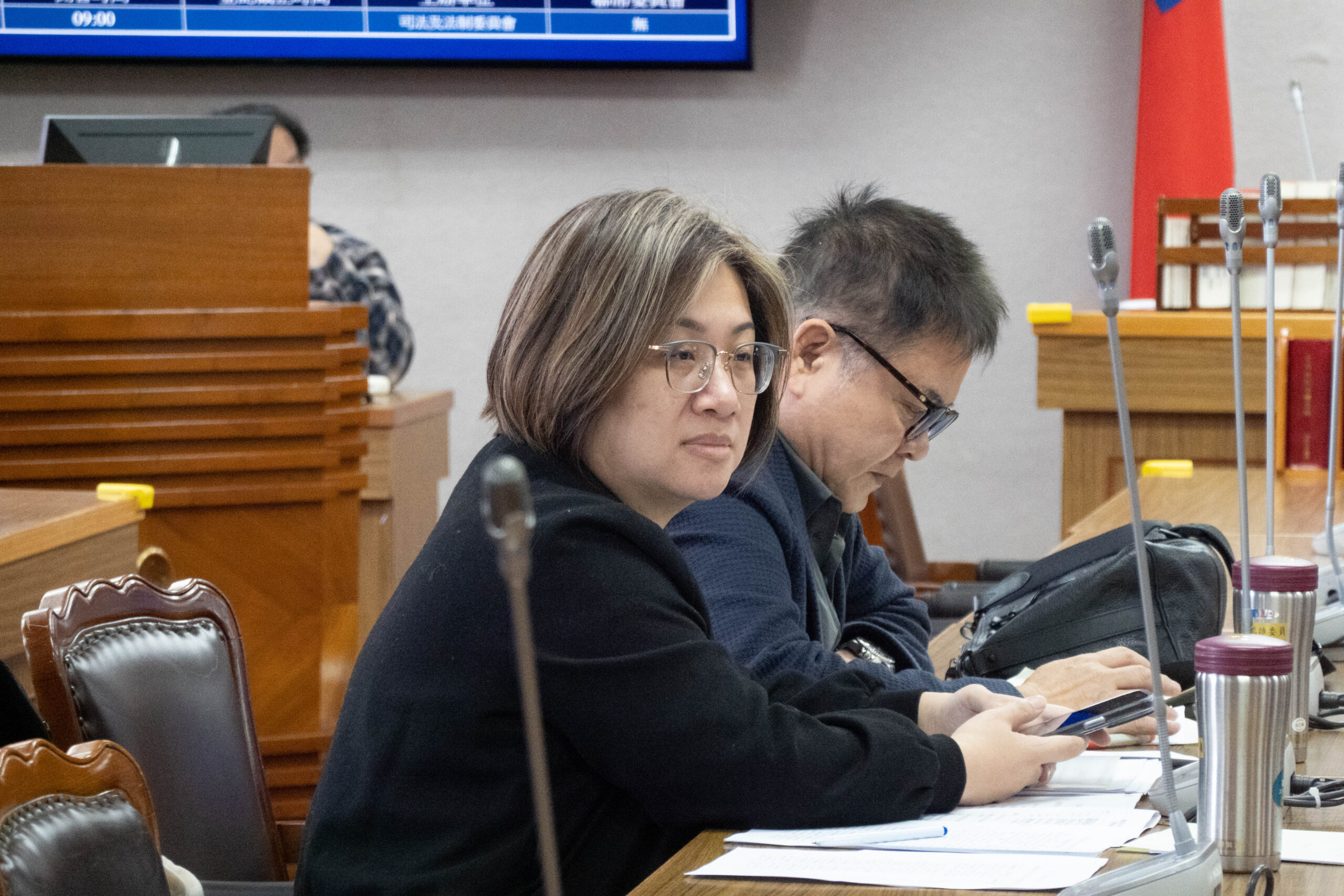 翁曉玲頒發黃國昌小錦旗，並要請綠委莊瑞雄、陳培瑜（圖）慘遭婉拒。圖/記者黃楚甯攝