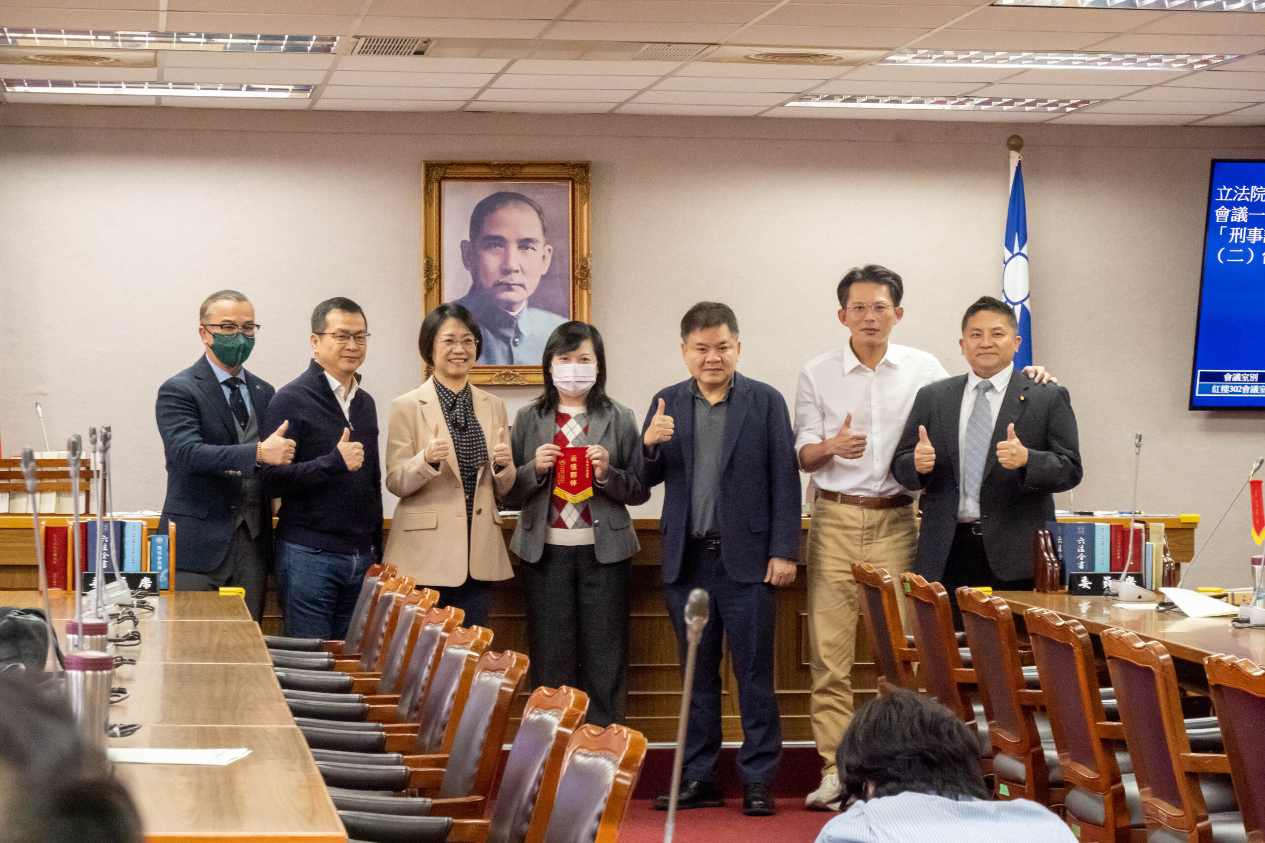 召委翁曉玲開會前先致贈黃國昌、專委（中）「最佳夥伴」獎錦旗。圖/記者黃楚甯攝