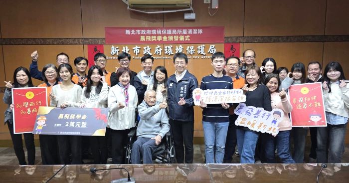 守護城市無名英雄 陳輝善心捐百萬獎助學金 8 《圖說》環保局長程大維〈中〉感謝晨飛獎學金及急難救助金協助,肯定清潔隊員的付出,也展現公私協力共同照顧基層人員的正向力量。〈環保局提供〉