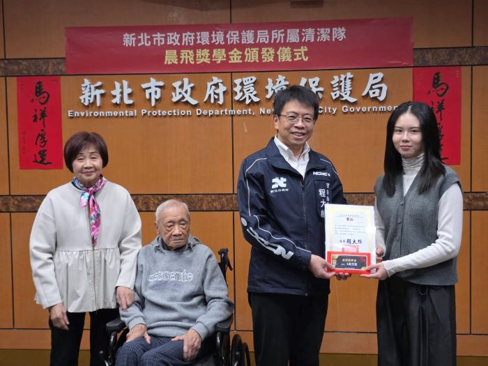 守護城市無名英雄 陳輝善心捐百萬獎助學金 9 《圖說》環保局長程大維頒發獎狀--邱子珊同學。〈環保局提供〉