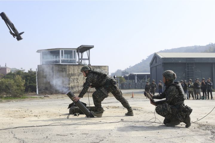 「台版彈簧刀」勁蜂一型首度公開測試 發射約5秒墜落 2 海軍29日首度公開實彈發射勁蜂1型攻擊型無人機,其中1架無人機發射後直接墜入沙灘,之後再補射1架無人機。圖為再次射出的無人機。圖/中央社