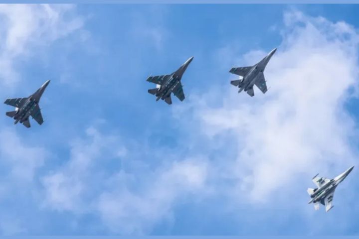 殲-16戰機掛載PL-17的遠景照片。圖/取自小神兵•微信