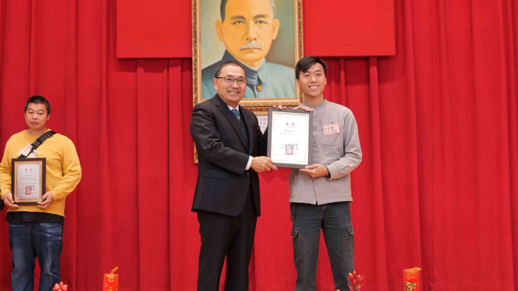 %E9%9D%92%E8%BE%B2%E5%BC%B5%E5%93%B2%E5%B2%B3%E5%8F%B3%E7%8D%B2%E9%A0%92%E8%BE%B2%E6%A5%AD%E7%94%A2%E9%8A%B7%E5%84%AA%E8%89%AF%E8%BE%B2%E6%B0%91%E9%80%8F%E9%81%8E%E5%B0%8E%E5%85%A5%E5%89%B5%E6%96%B0%E9%AB%94%E9%A9%97%E6%80%9D%E7%B6%AD%E8%A8%AD%E8%A8%88%E8%87%AA%E4%B8%BB%E5%B0%8E%E8%A6%BD%E5%A5%97%E8%A3%9D%E8%A1%8C%E7%A8%8B%E8%AE%93%E8%BE%B2%E8%8E%8A%E7%92%B0%E5%A2%83%E8%B3%87%E6%BA%90%E5%8F%8A%E5%9B%9B%E5%AD%A3%E4%BD%9C%E7%89%A9%E9%83%BD%E6%88%90%E7%82%BA%E8%B3%A3%E9%BB%9E 1024x575 1