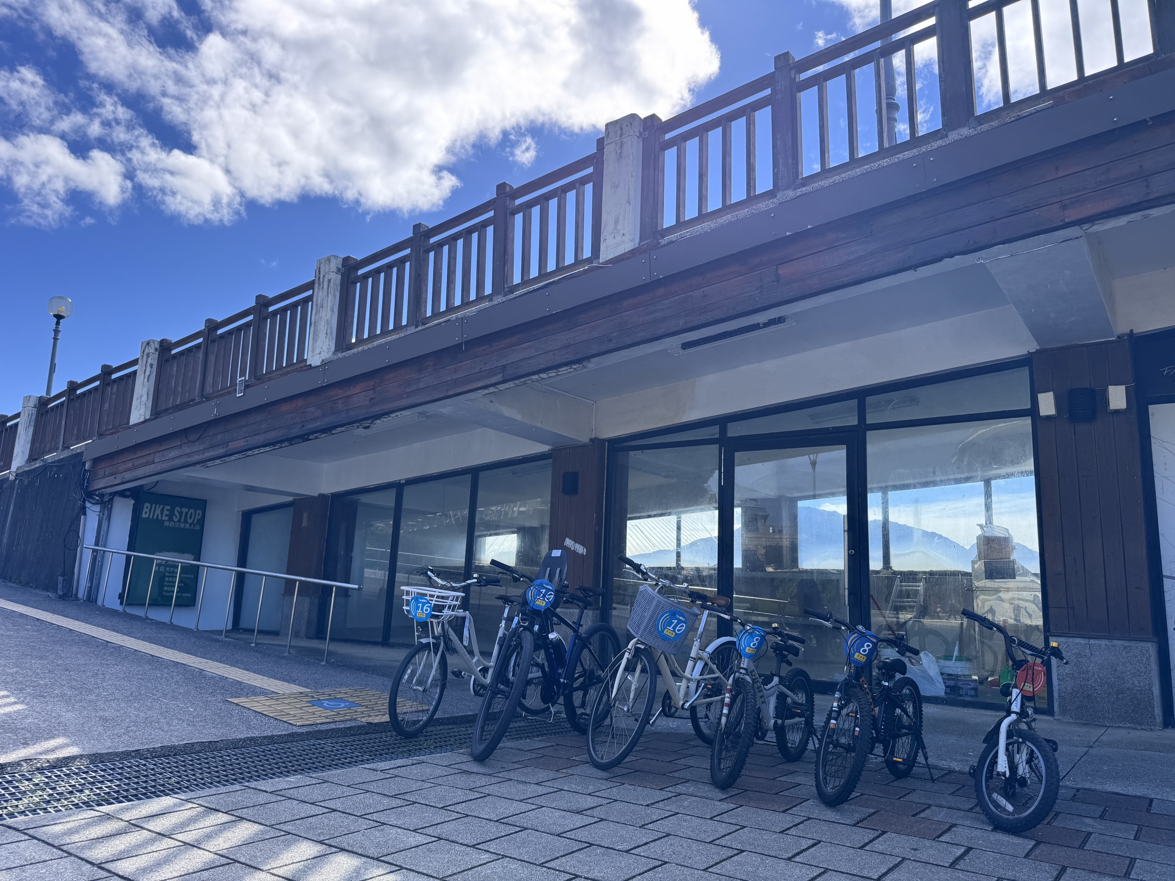 免費2小時 新北河濱自行車淡江租借站試營運 55 《圖說》淡江租借站位於淡水第二漁港木棧道下商店街1號店面。〈高灘處提供〉