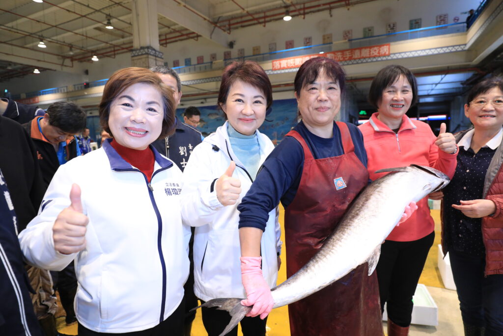 盧秀燕清晨探視台中魚果菜市場保障春節民生供應