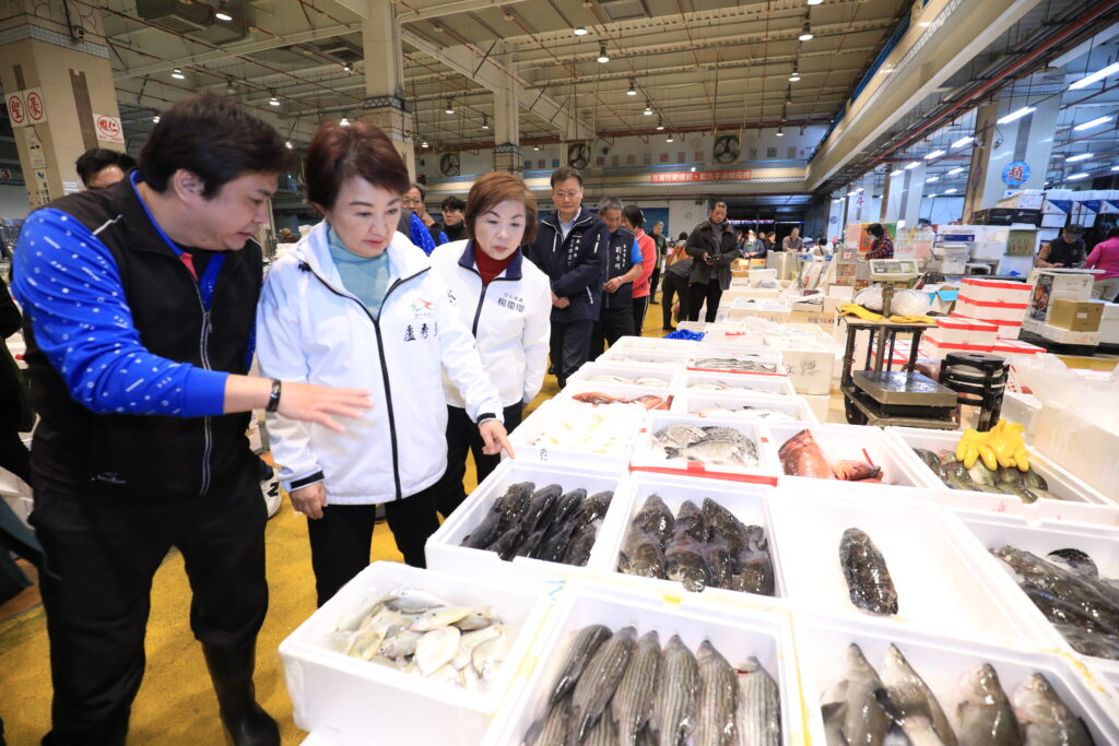 把關春節民生供應 盧秀燕清晨探視魚、果菜市場 23 %E7%9B%A7%E5%B8%82%E9%95%B7%E5%B7%A1%E8%A6%96%E5%8F%B0%E4%B8%AD%E9%AD%9A%E5%B8%82%E5%A0%B4%E4%BA%A4%E6%98%93%E6%83%85%E5%BD%A2 1024x683 1