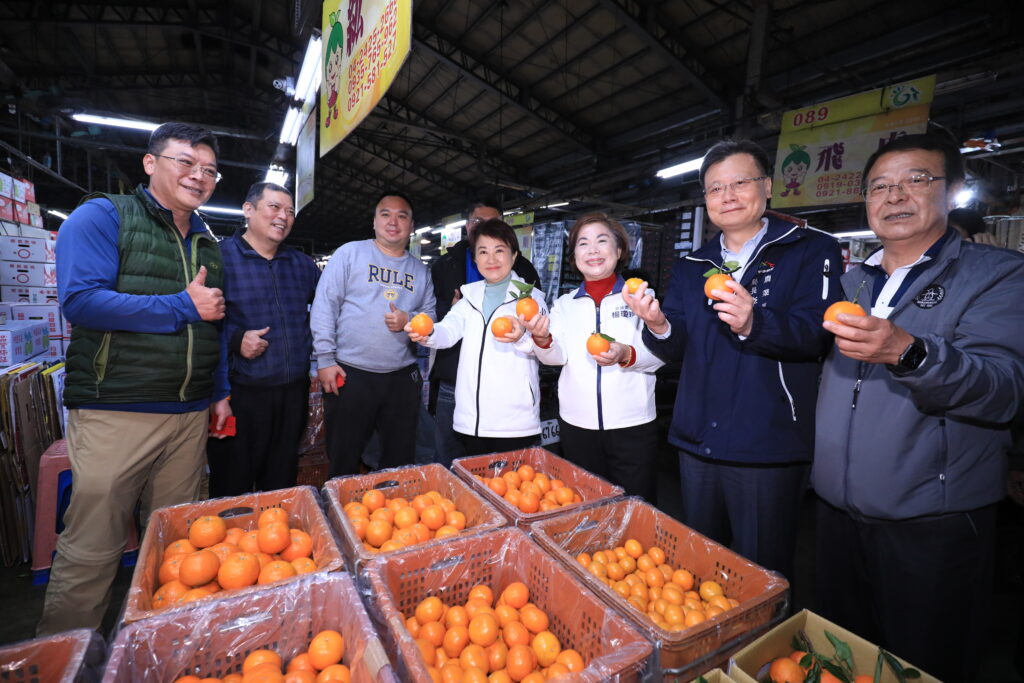 把關春節民生供應 盧秀燕清晨探視魚、果菜市場 24 %E7%9B%A7%E5%B8%82%E9%95%B7%E8%88%87%E7%AB%8B%E5%A7%94%E6%A5%8A%E7%93%8A%E7%93%94%E5%8F%8A%E8%BE%B2%E6%A5%AD%E5%B1%80%E6%9D%8E%E5%B1%80%E9%95%B7%E6%8E%A2%E8%A6%96%E6%9E%9C%E8%8F%9C%E5%B8%82%E5%A0%B4 1024x683 1