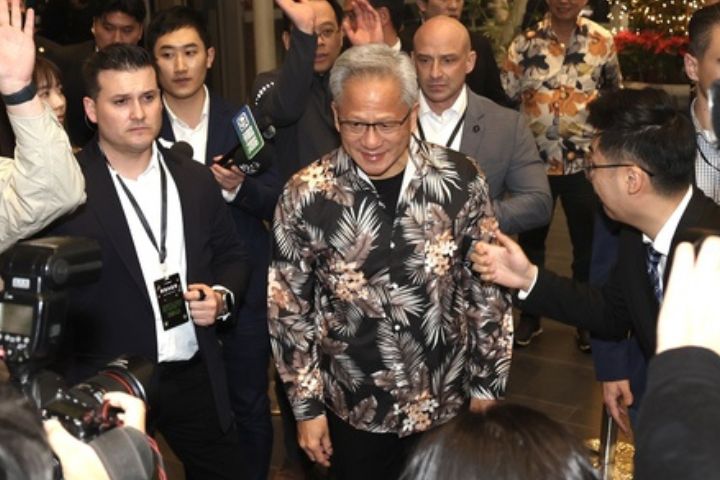 黃仁勳:台灣是NVIDIA全球生態系關鍵據點 持續招才與技術布局 2 輝達(NVIDIA)30日在南港展覽館二館舉辦台灣分公司尾牙,輝達執行長黃仁勳(中)一改招牌黑皮衣裝扮,改穿夏威夷風格的黑色花襯衫亮相。圖/中央社