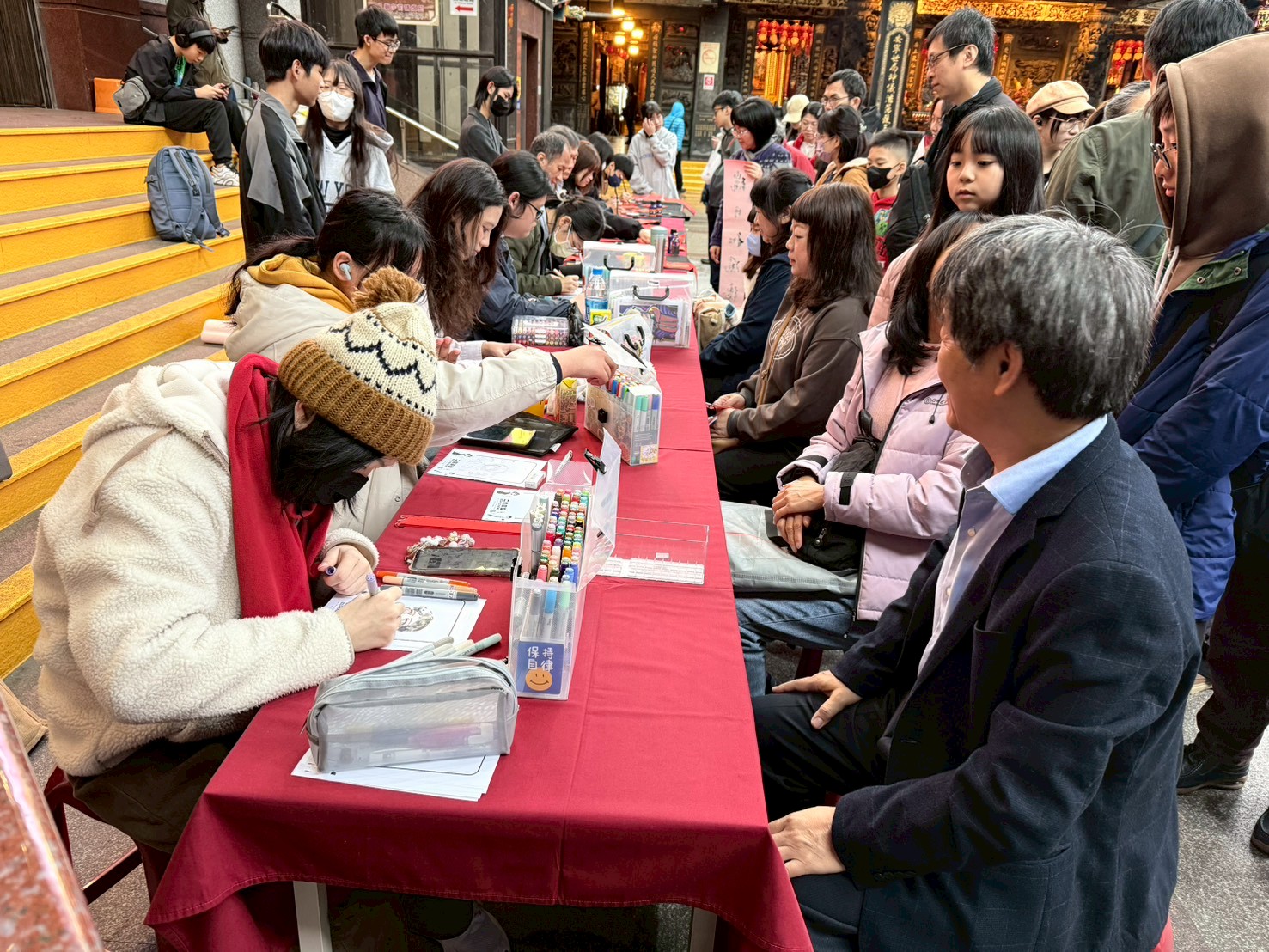 二信高中慶安宮新春藝文活動送春聯畫Q版 喜氣洋洋迎新年 8 LINE ALBUM 2026.01.30%E4%BA%8C%E4%BF%A1%E9%AB%98%E4%B8%AD %E6%96%B0%E6%98%A5%E8%97%9D%E6%96%87%E6%B4%BB%E5%8B%95%E5%B8%AB%E7%94%9F%E6%9B%B8%E6%B3%95%E6%8F%AE%E6%AF%AB%E5%92%8CQ%E7%89%88%E4%BA%BA%E5%83%8F%E9%80%9F%E5%AF%AB 260131 3