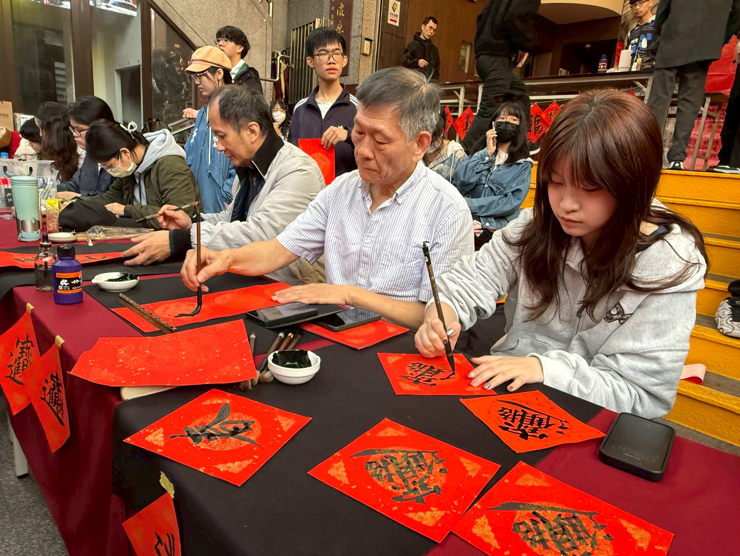 二信高中慶安宮新春藝文活動送春聯畫Q版 喜氣洋洋迎新年 10 LINE ALBUM 2026.01.30%E4%BA%8C%E4%BF%A1%E9%AB%98%E4%B8%AD %E6%96%B0%E6%98%A5%E8%97%9D%E6%96%87%E6%B4%BB%E5%8B%95%E5%B8%AB%E7%94%9F%E6%9B%B8%E6%B3%95%E6%8F%AE%E6%AF%AB%E5%92%8CQ%E7%89%88%E4%BA%BA%E5%83%8F%E9%80%9F%E5%AF%AB 260131 1