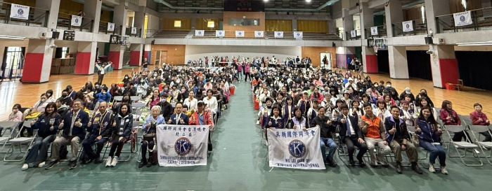 捐紅包物資獻愛心 〈新北無類同濟會〉春節前夕送暖 8 《圖說》新北市無類國際同濟會響應新北市「好日子愛心大平台」,捐贈250份紅包及民生物資。〈社會局提供〉