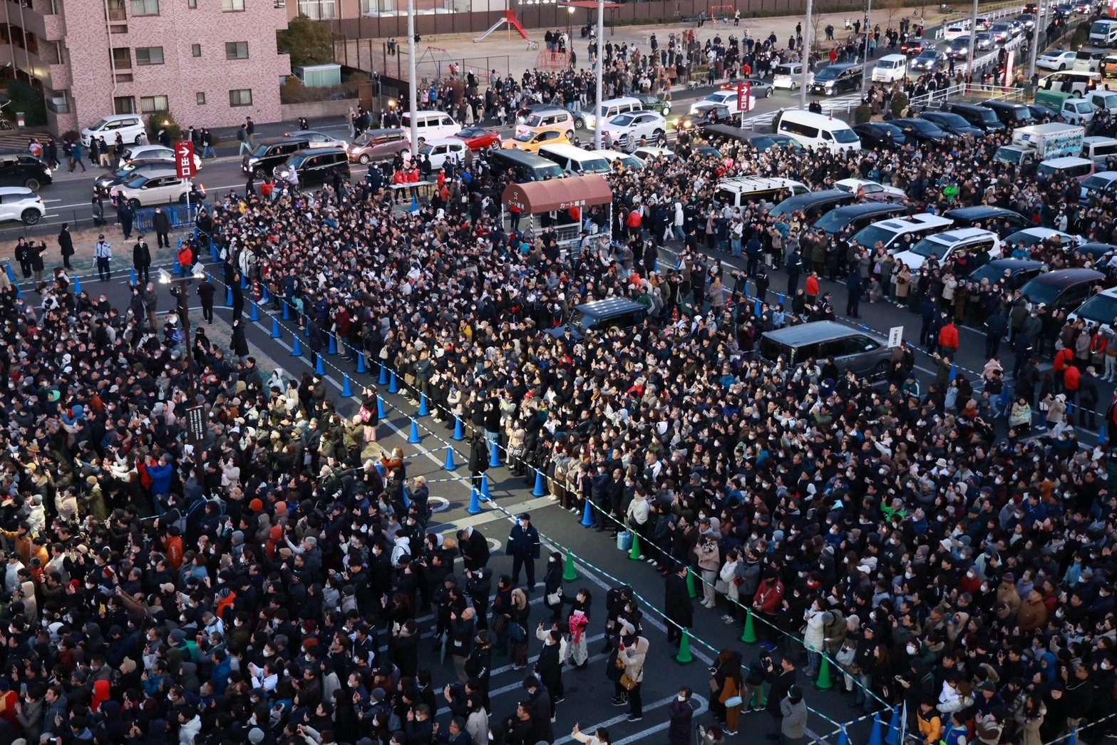 對於2月8日眾議院改選，日本選民相當關注。圖為愛知縣名古屋市選區的自民黨員發布政見場合，吸引民眾聆聽 。圖／取自高市早苗 X