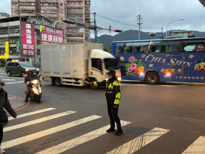 《圖說》土城警結合地面警力與科技應用，將「路口停讓」列為執法首要重點，全力打造安全順暢的春節交通環境。〈土城分局提供〉
