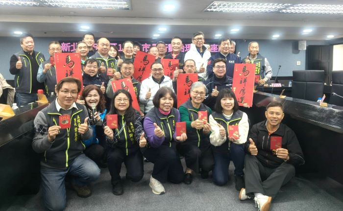 行動治理前進五股八里 侯:落實「翻轉新北、改變成真」 36 《圖說》市長侯友宜與五股區里長座談合影。〈民政局提供〉