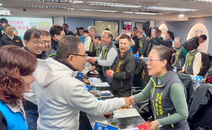 行動治理前進五股八里 侯:落實「翻轉新北、改變成真」 37 《圖說》侯友宜市長與里長熱烈互動。〈民政局提供〉