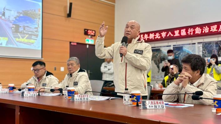 行動治理前進五股八里 侯:落實「翻轉新北、改變成真」 38 《圖說》市府行動治理里長提問。〈民政局提供〉