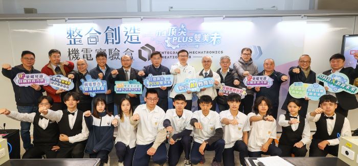 《圖說》張明文局長與產業、科大、家長會及學生在雙美未實習工場合照。〈教育局提供〉