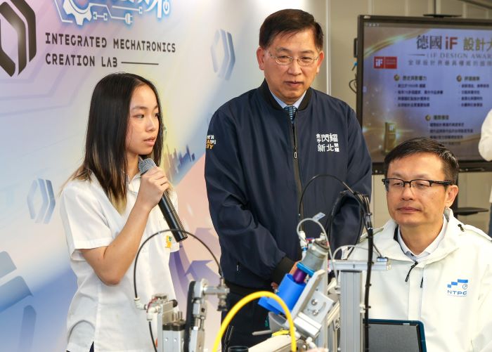 《圖說》淡水商工控制科三年級陳玟霓同學培同張明文局長體驗人機智慧模擬產線實作。〈教育局提供〉