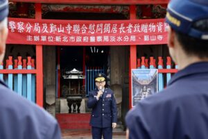 愛不缺席 7旬長者獨居病痛度寒冬 淡水警與鄞山寺親送物資紅包 71